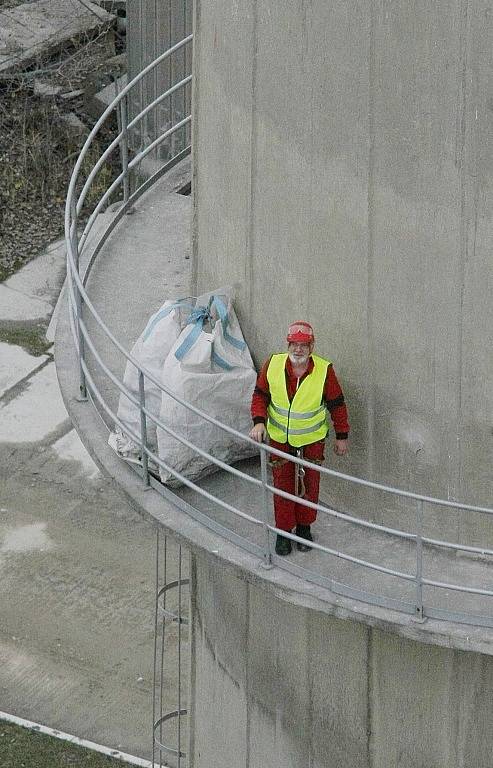 DVĚ BUDKY pro sokola stěhovavého umístili ve čtvrtek pracovníci čížkovické cementárny Lafarge na ochozy nejvyššího komína.