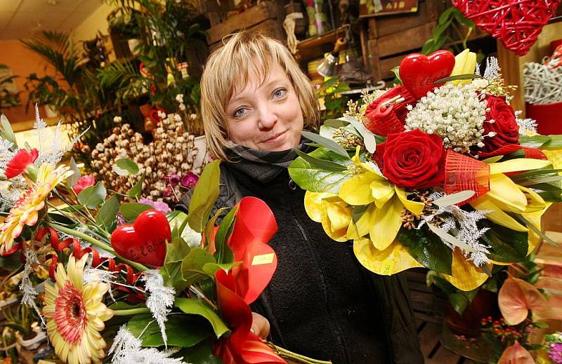 POPULÁRNÍM DÁRKEM k Valentýnu je kytice. „Nejvíce oblíbenou květinou je stále růže – klasika. Prodává se jak vázaná, tak jednotlivě či pouze s jemnou přízdobou,“ vysvětlila květinářka Jana Jindříšková. 