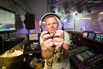 Pavel Kuře je známý DJ z Litoměřicka, který začínal hrát už v devadesátých letech. Lidé ho znají pod přezdívkou DJ Vrtačka nebo DJ Drill.
