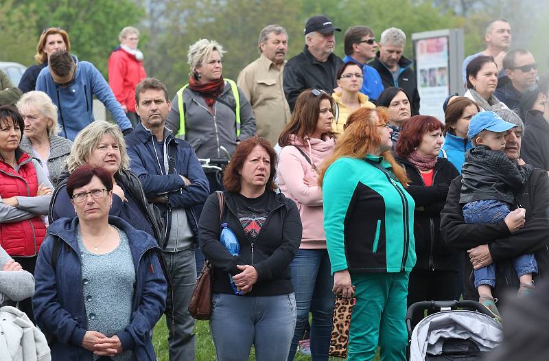 Několik stovek nespokojených občanů dorazilo ve středu 1. května k městské nemocnici. Lidé protestovali proti prodeji nemocnice.