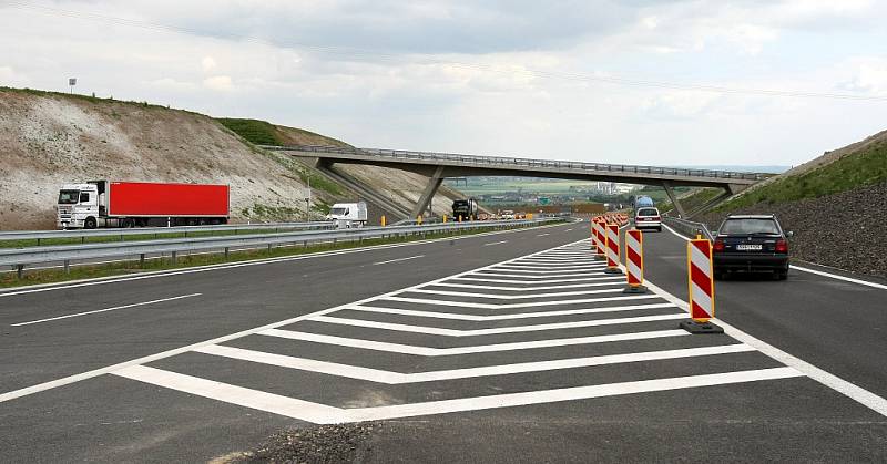 Zprovoznění úseku Lovosice - Bílinka na D8. Nájezd na dálnici "z druhé strany" - pohled od Velemína.