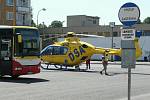 Vrtulník letecké záchranné služby na autobusovém nádraží v Lovosicích