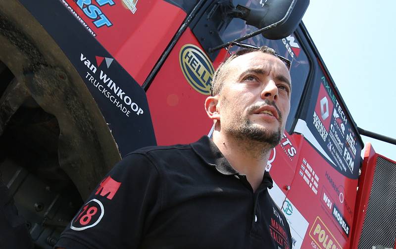 Závodní mechanik Jan Pěkný vyrábí rallye trucky pro závodníky Rallye Dakar. Vozy tým staví od základu.