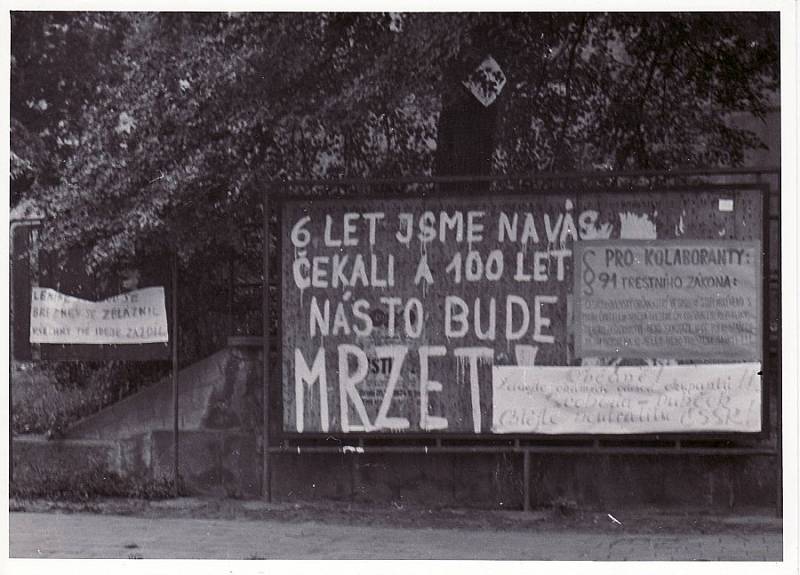 Výlepová plocha u kostela sv. Václava v Lovosicích  - 21. srpna 1968, Archiv Jiřího Kupery.