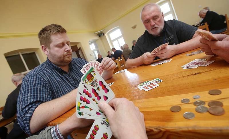 V Tašově na Ústecku si zahrálo 86 hráčů z celé republiky karty dvacetníkového mariáše Podkrušnohorské ligy.