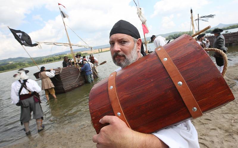 Piráti dobývají jezero Chmelař