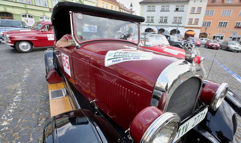 Severem Čech se prohnala historická vozidla v rámci závodu Oldtimer Bohemia rally. Jedna ze zastávek byla v Litoměřice.