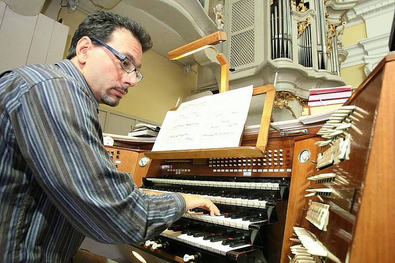 MISTR VARHANÍK. Luca Scandali chválil výjimečnost varhan v litoměřické katedrále. Pro romantickou hudbu jsou prý ideální. 