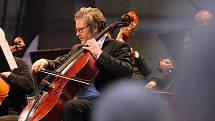 Nedělní večer na Mírovém náměstí v Litoměřicích patřil hudbě. Na Velkém letním koncertu, který pořádala městská kulturní zařízení, vystoupil jako hlavní hvězda houslový virtuóz Pavel Šporcl.