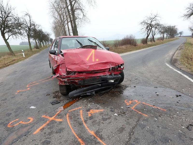 Srážka dvou aut na křižovatce silnic z Milešova do Vlastislavi