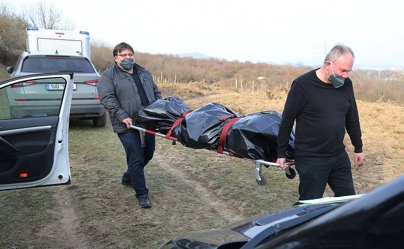 V Žalhosticích našli mrtvolu. Seděla v opuštěné kůlně na židli