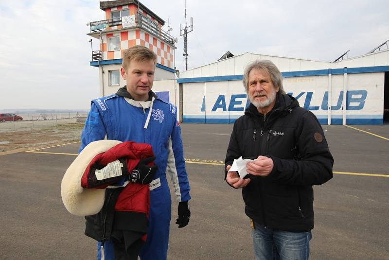 Leteckými sportovci roku jsou parašutisté. Cenu jim předal prezident Pavel.