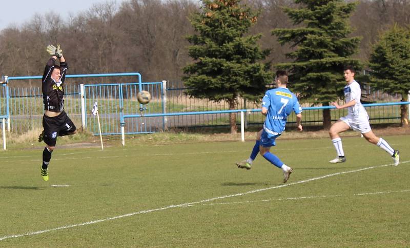 Dohrávku 17. kola divize B ktg. U19 zvládli fotbalisté SK Roudnice (v modrém), kteří porazili Kladno B 4:1.