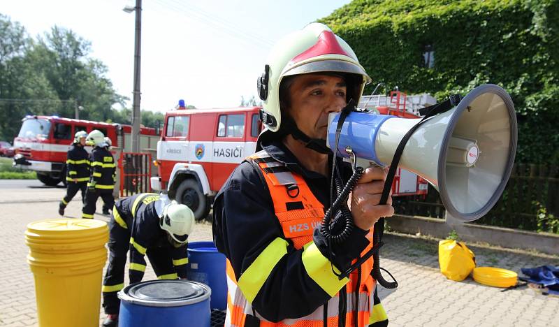 Hasiči, záchranáři a policisté cvičili v Křešicích kontakt s nakaženým smrtelnou ebolou