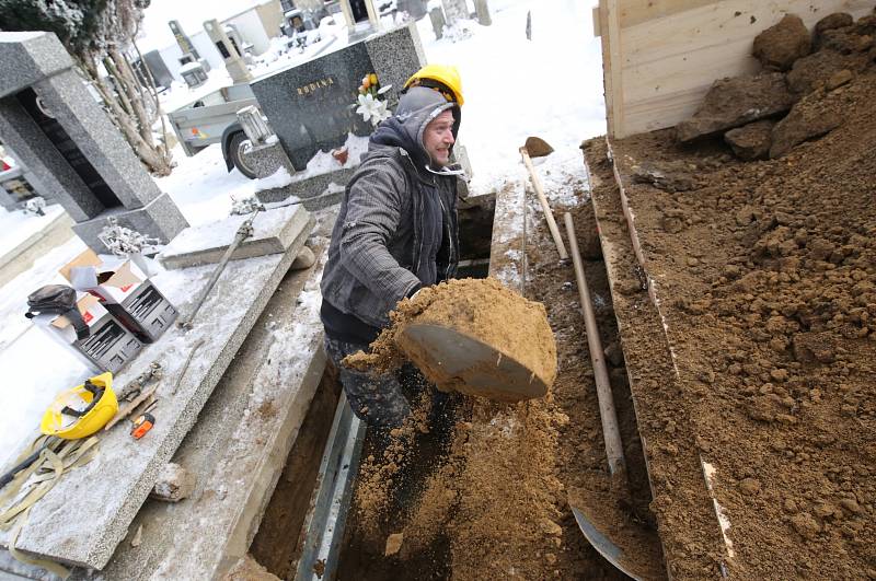 Pracovníci pohřební služby Auriga v Litoměřicích kopají hroby bez ohledu na počasí. Mráz místy i dvacet stupňů pod nulou nemůže zastavit kopání hrobů, je to ale dřina.