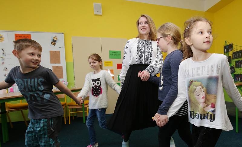 Zahraniční studenti seznamovali žáky základní školy v Liběšicích na Litoměřicku se zvyky a kulturou jejich národu.