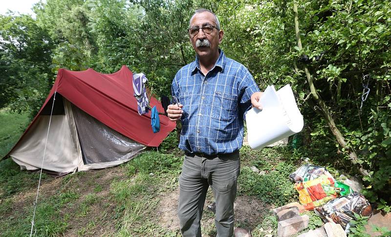 Správce hřbitova Pavel Lolo u pietního místa, kde je pohřebiště několika desítek zajatců z koncentračního tábora Richard.