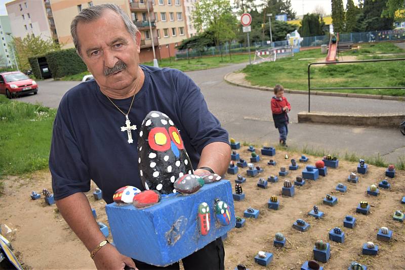 Kameny pomalované motivy sov a runami nabízí lidem zdarma k rozebrání Jozef Mašan z Litoměřic