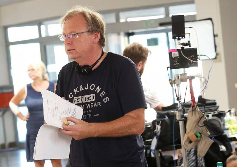 Režisér Miloslav Šmídmajer natáčí komedii v litoměřické nemocnici. Před kamerou se objevila také Eva Holubová