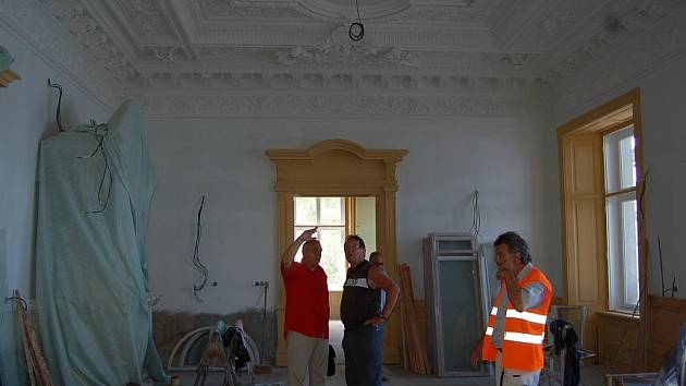 Zastupitelé Lovosic si před mimořádným zasedáním prohlédli průběh rekonstrukce Pfannschmidtovy vily.