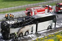 Autobus plný důchodců zachvátil na dálnici D8 požár.