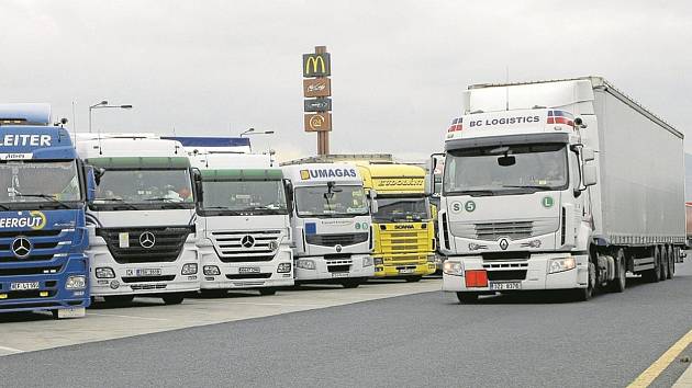 Beznadějně plno ve směru na Prahu i na Drážďany. Odpočívky na dálnici D8 jsou v permanentním obležení kamionů.