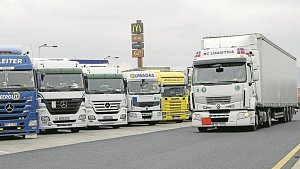 Beznadějně plno ve směru na Prahu i na Drážďany. Odpočívky na dálnici D8 jsou v permanentním obležení kamionů.