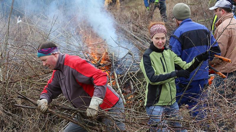 Další z mnoha brigád dobrovolníků a přátel železnice ze Zubrnic proběhla v neděli. Dobrovolníci čistili železniční svršek od náletových dřevin v okolí Levína a Zubrnic.