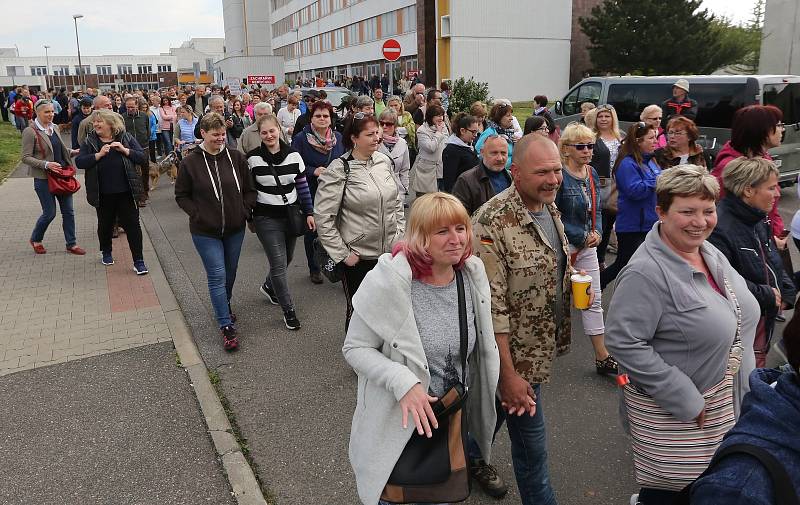 Několik stovek nespokojených občanů dorazilo ve středu 1. května k městské nemocnici. Lidé protestovali proti prodeji nemocnice.