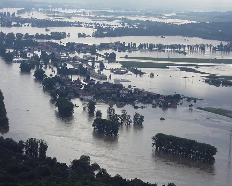 Povodeň 2002, Píšťany a pohledy z Radobýlu na obrovskou lagunu