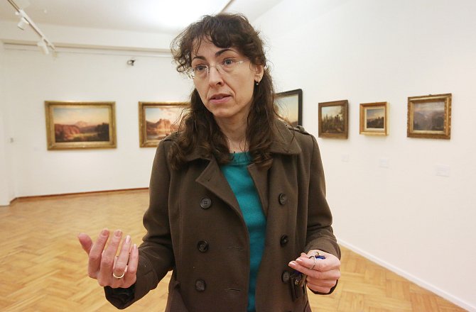 V litoměřické galerii probíhá výstava obrazů nazvaná Z dálky / z blízka. Na snímku je kurátorka výstavy Alena Beránková.