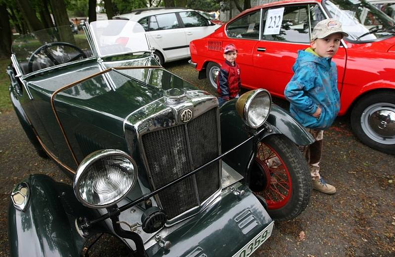 Tradiční závody veteránu v rámci Autosalonu na Zahradě Čech