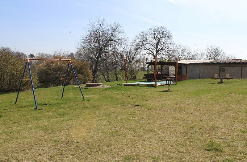 Zahrada za obecním úřadem v Dušníkách slouží dětem z mateřské školy. Postupně prochází obnovou.