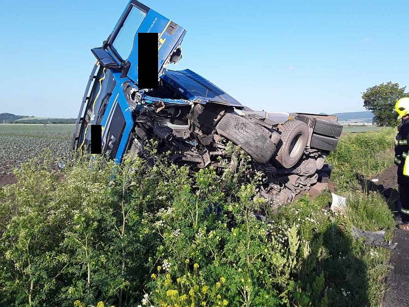 Dopravní nehoda kamionu a dvou osobních aut u Lovosic.