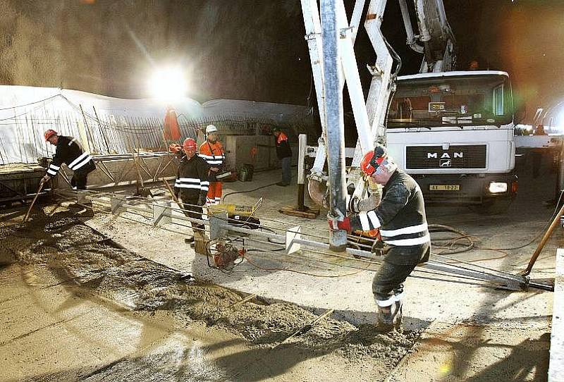 Hloubení dálničního tunelu mezi Lovosicemi a Řehlovicemi.