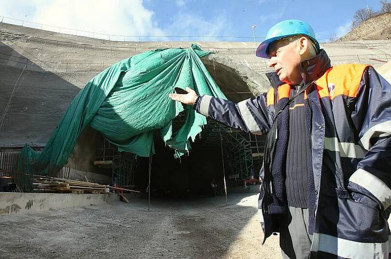 Hloubení dálničního tunelu mezi Lovosicemi a Řehlovicemi.