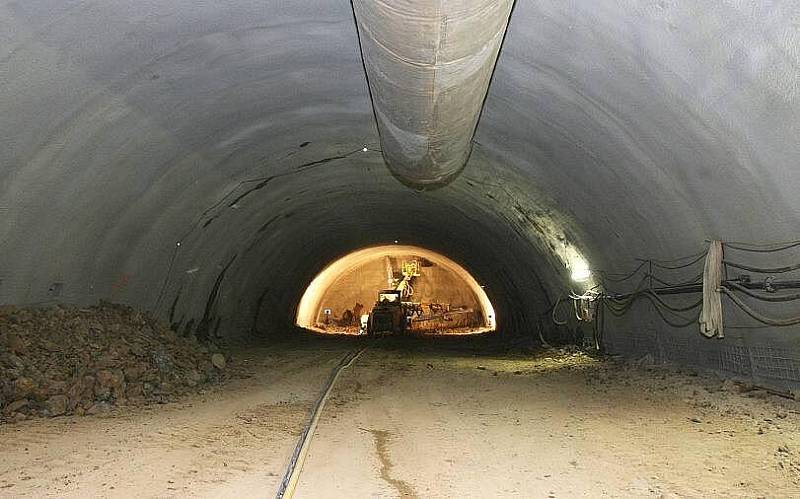 Hloubení dálničního tunelu mezi Lovosicemi a Řehlovicemi.