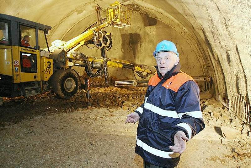 Hloubení dálničního tunelu mezi Lovosicemi a Řehlovicemi.