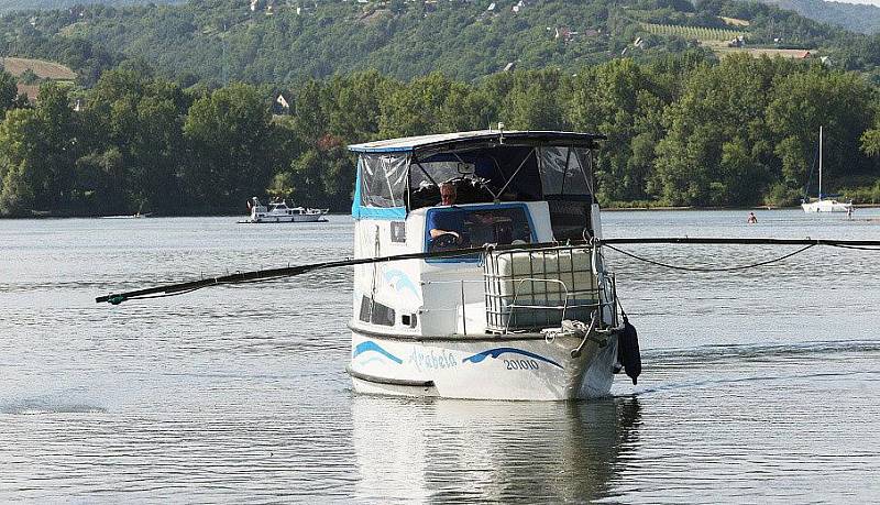 MODROU SKALICÍ postříkali ve středu pracovníci Mariny Labe v Píšťanech hladinu jezera. To bude po tomto zásahu zbaveno zdraví škodlivých sinic a lidé sem mohou opět zamířit na koupání. 