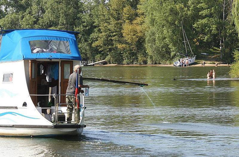 MODROU SKALICÍ postříkali ve středu pracovníci Mariny Labe v Píšťanech hladinu jezera. To bude po tomto zásahu zbaveno zdraví škodlivých sinic a lidé sem mohou opět zamířit na koupání. 