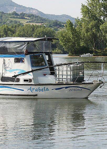 MODROU SKALICÍ postříkali ve středu pracovníci Mariny Labe v Píšťanech hladinu jezera. To bude po tomto zásahu zbaveno zdraví škodlivých sinic a lidé sem mohou opět zamířit na koupání. 