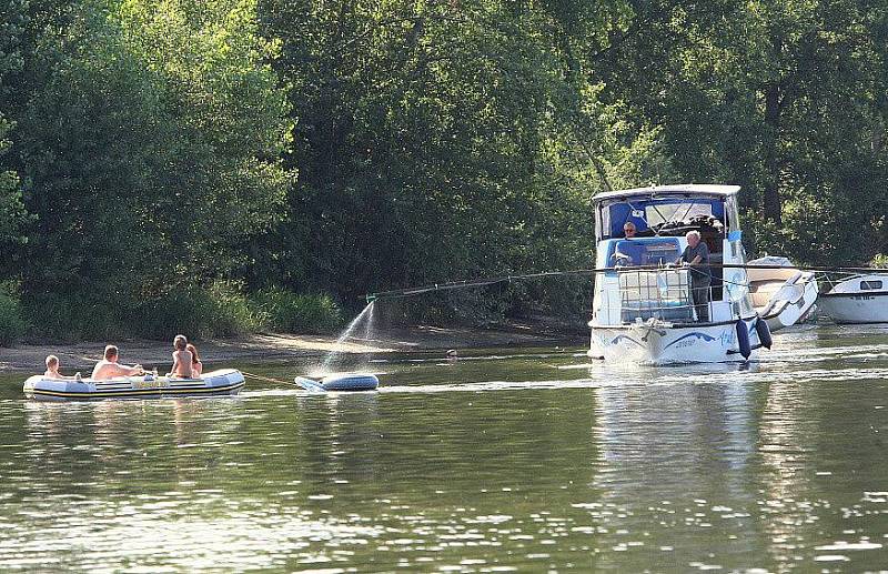 MODROU SKALICÍ postříkali ve středu pracovníci Mariny Labe v Píšťanech hladinu jezera. To bude po tomto zásahu zbaveno zdraví škodlivých sinic a lidé sem mohou opět zamířit na koupání. 