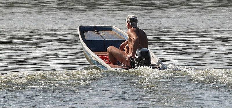 MODROU SKALICÍ postříkali ve středu pracovníci Mariny Labe v Píšťanech hladinu jezera. To bude po tomto zásahu zbaveno zdraví škodlivých sinic a lidé sem mohou opět zamířit na koupání. 