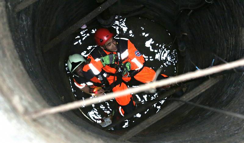 Hasiči slanili do kašny na Mírovém náměstí v Litoměřicích