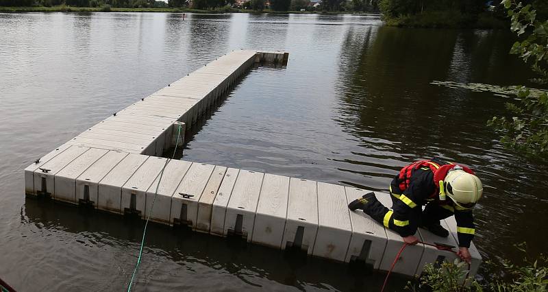 Přístavní molo na náplavce v Litoměřicích někdo úmyslně odvázal a pustil na otevřenou řeku