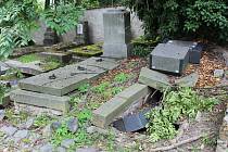 Litoměřický hřbitov hyzdí několik rozpadlých hrobů, o které se majitelé nestarají.