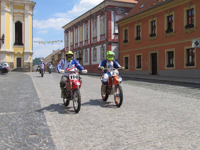 Husitská jízda motorkářů v Úštěku 