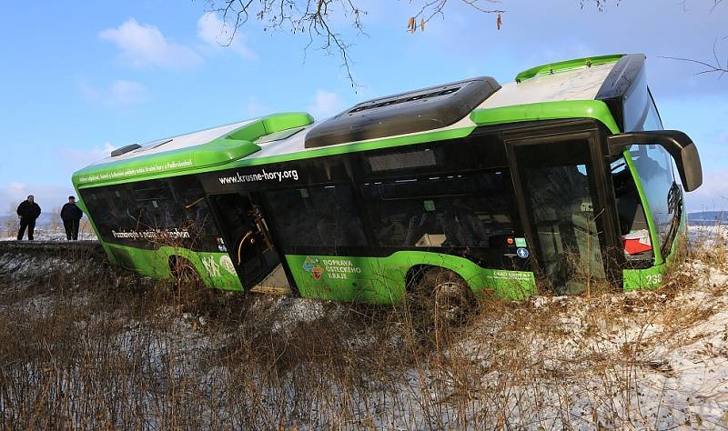 Dopravní nehoda mezi Křešicemi a Okny