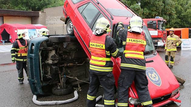 Krajské kolo soutěže ve vyprošťování zraněných osob z havarovaných vozidel se uskutečnilo v areálu výstaviště Zahrada Čech v Litoměřicích.