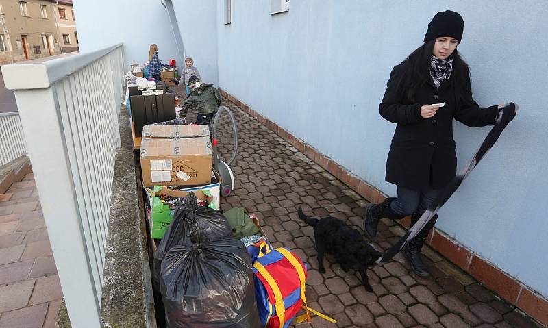 Majitel bytu vystěhoval ženu se čtyřmi dětmi na ulici